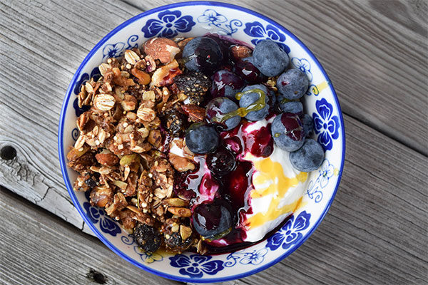 Yogurt with Blueberries and Granola